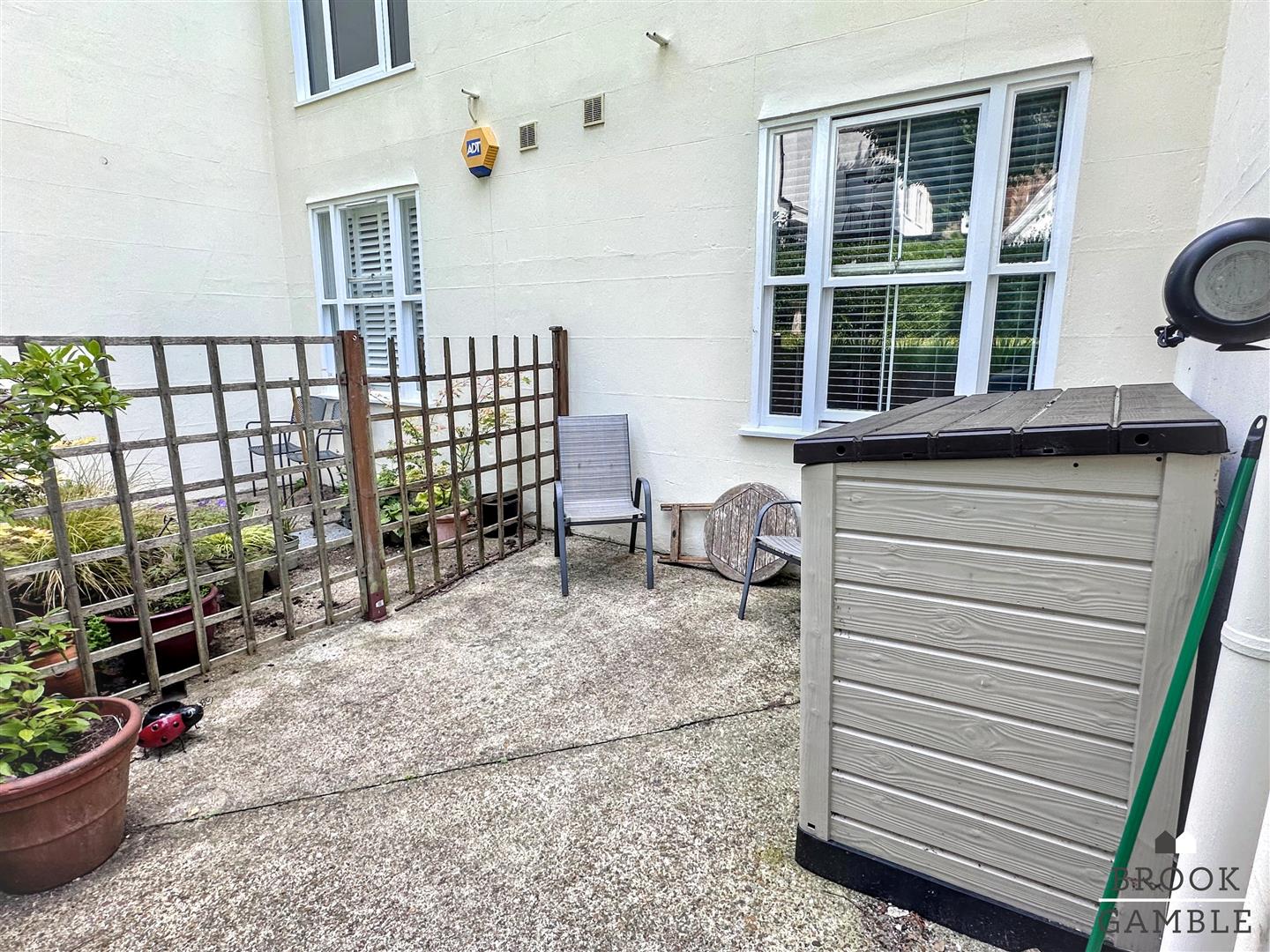 2 Bedroom Flat. Spencer Road in Eastbourne,  22